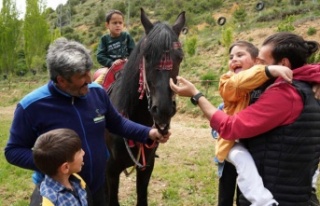 Bayburt'ta özel öğrenciler çiftlikte at bindiler